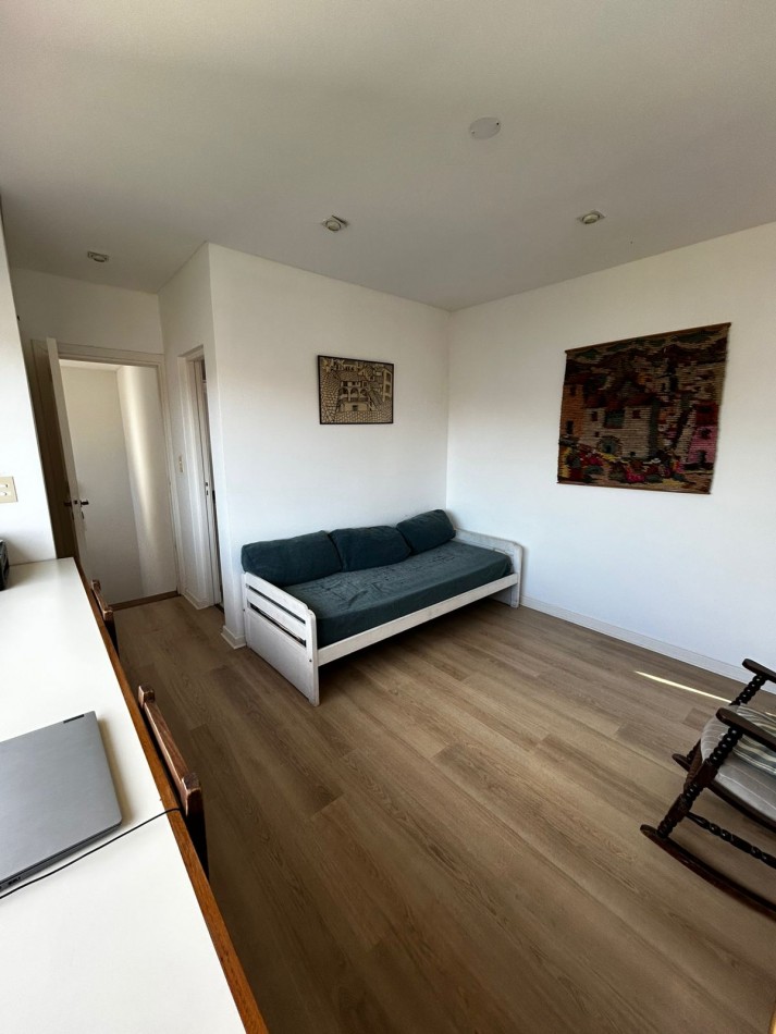 Casa en venta cuatro ambientes con escritorio, garaje y parque en zona La Perla 