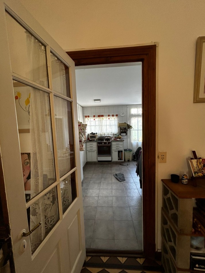 Casa en venta cuatro ambientes con escritorio, garaje y parque en zona La Perla 