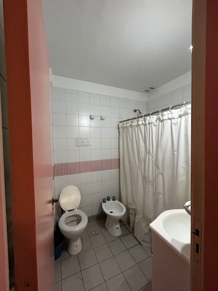 Casa en venta cuatro ambientes con escritorio, garaje y parque en zona La Perla 