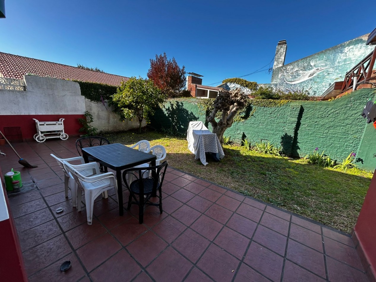 Casa en venta cuatro ambientes con escritorio, garaje y parque en zona La Perla 