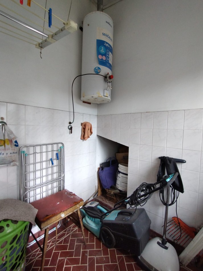 Casa en venta cuatro ambientes con escritorio, garaje y parque en zona La Perla 