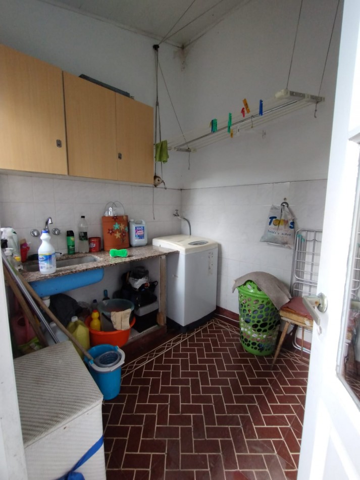 Casa en venta cuatro ambientes con escritorio, garaje y parque en zona La Perla 