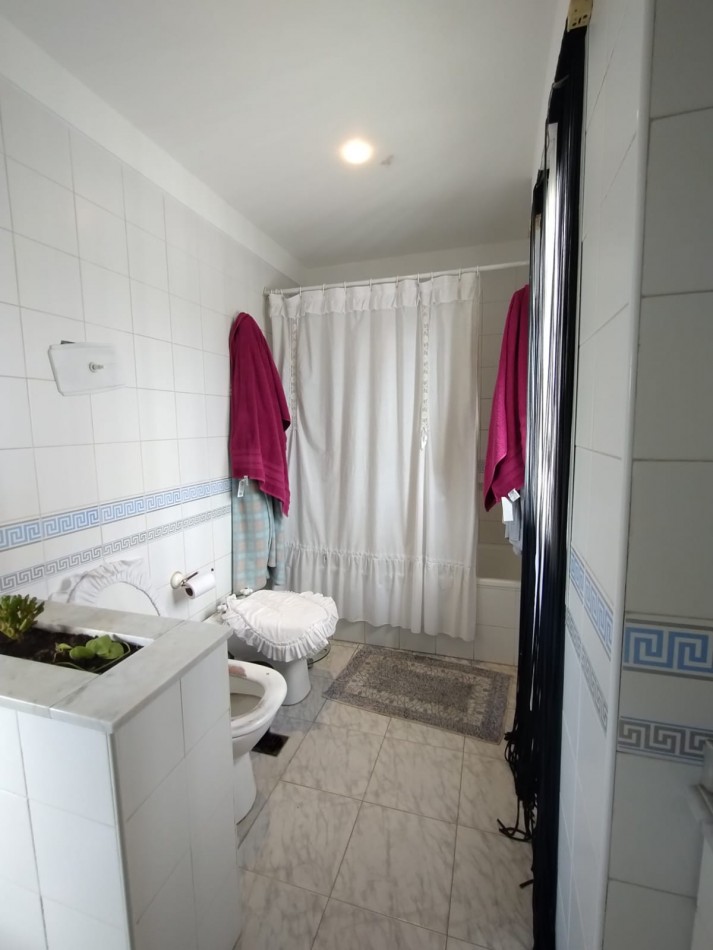 Casa en venta cuatro ambientes con escritorio, garaje y parque en zona La Perla 