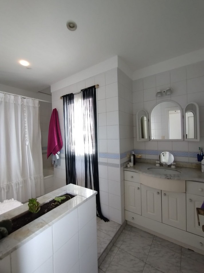 Casa en venta cuatro ambientes con escritorio, garaje y parque en zona La Perla 