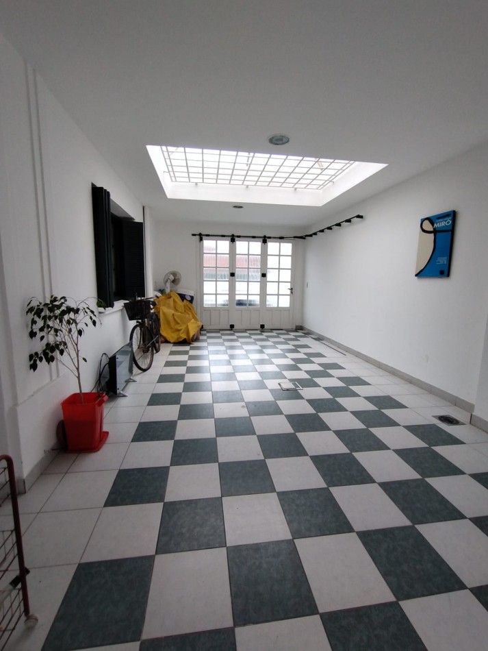 Casa en venta cuatro ambientes con escritorio, garaje y parque en zona La Perla 