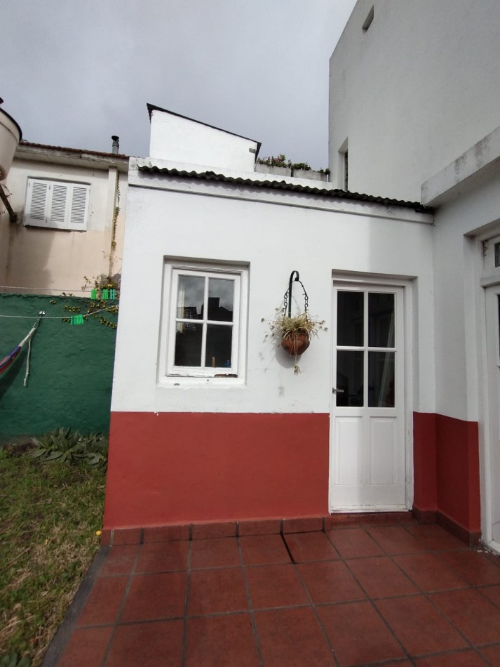 Casa en venta cuatro ambientes con escritorio, garaje y parque en zona La Perla 