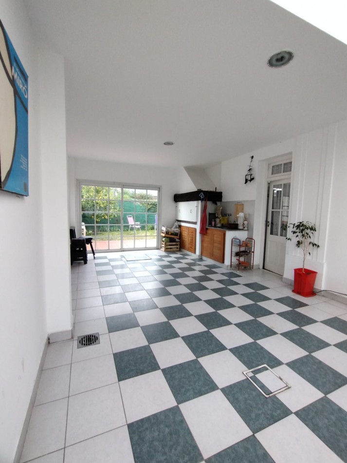 Casa en venta cuatro ambientes con escritorio, garaje y parque en zona La Perla 