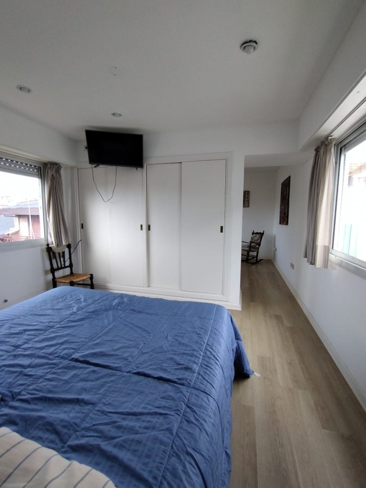 Casa en venta cuatro ambientes con escritorio, garaje y parque en zona La Perla 