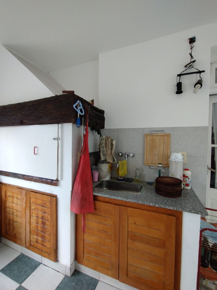 Casa en venta cuatro ambientes con escritorio, garaje y parque en zona La Perla 