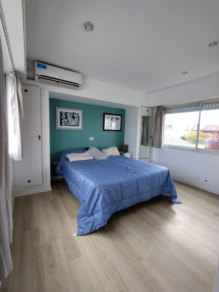 Casa en venta cuatro ambientes con escritorio, garaje y parque en zona La Perla 