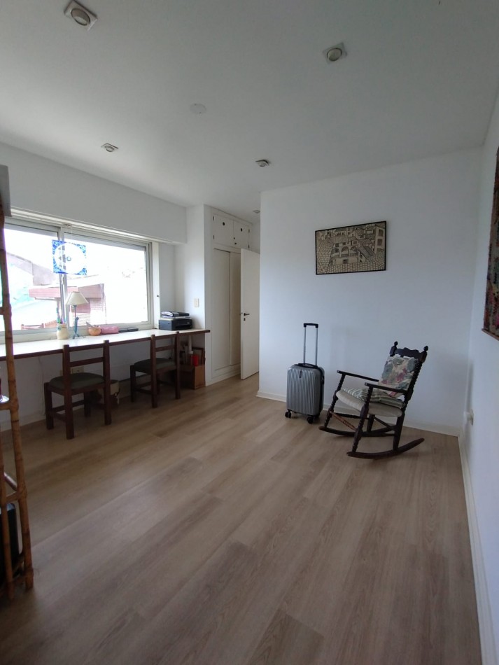 Casa en venta cuatro ambientes con escritorio, garaje y parque en zona La Perla 