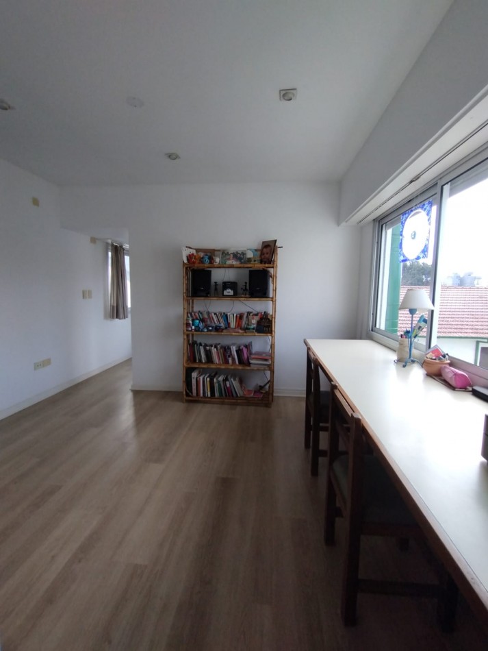 Casa en venta cuatro ambientes con escritorio, garaje y parque en zona La Perla 