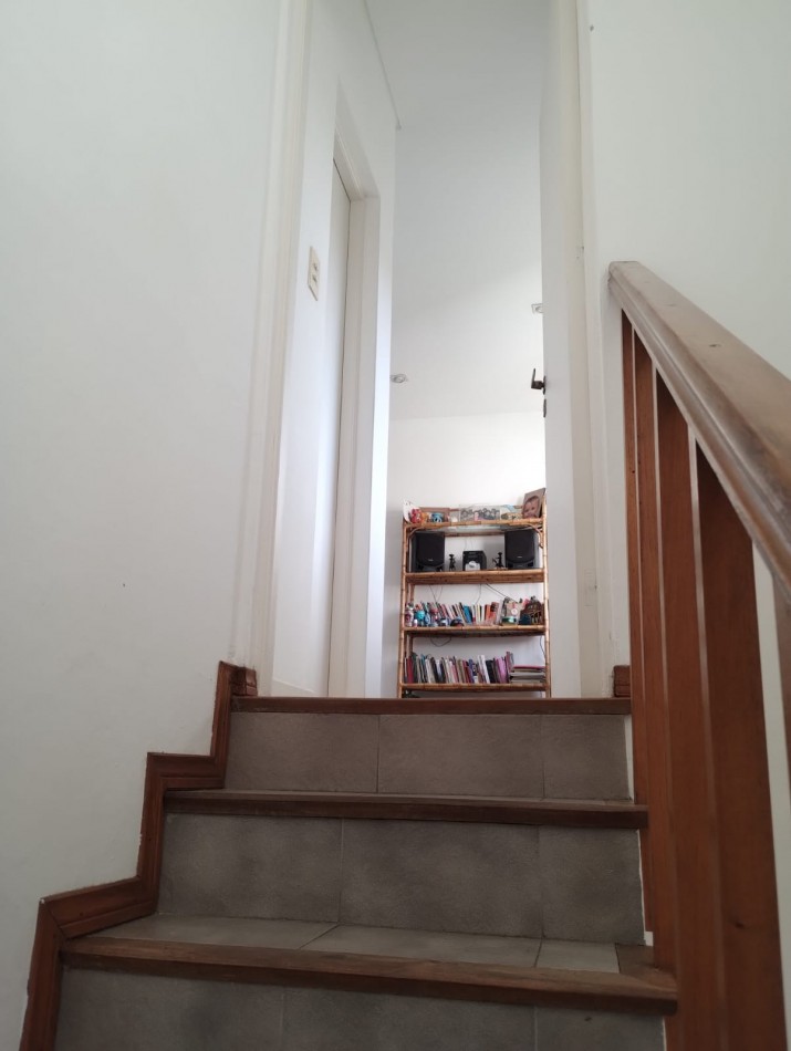 Casa en venta cuatro ambientes con escritorio, garaje y parque en zona La Perla 