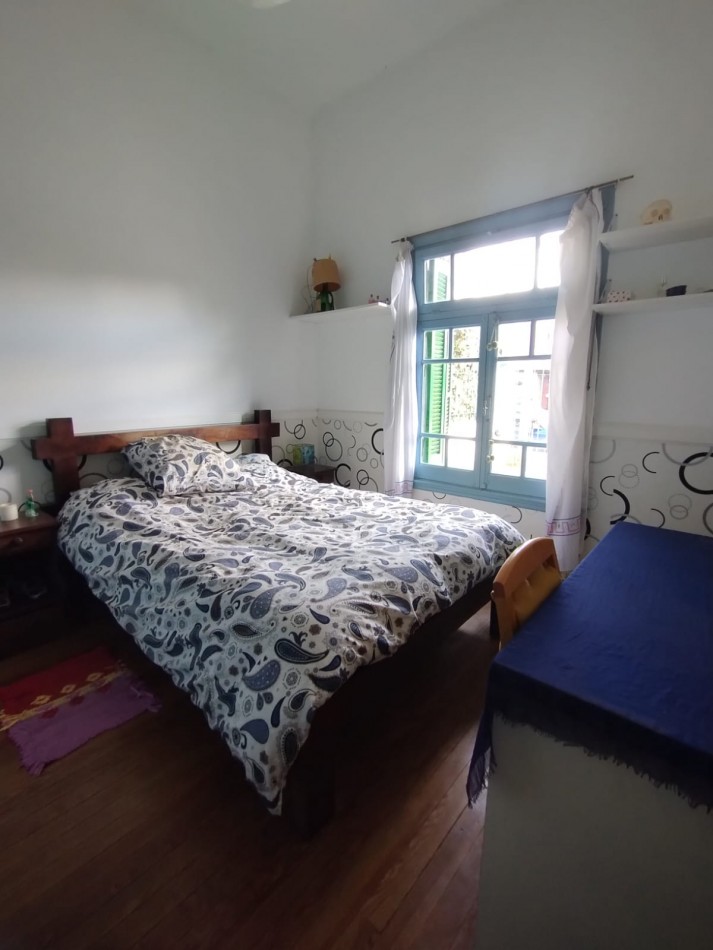 Casa en venta cuatro ambientes con escritorio, garaje y parque en zona La Perla 