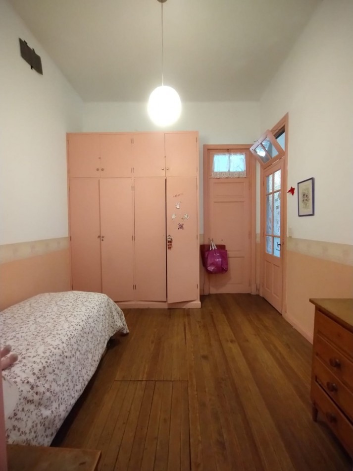 Casa en venta cuatro ambientes con escritorio, garaje y parque en zona La Perla 