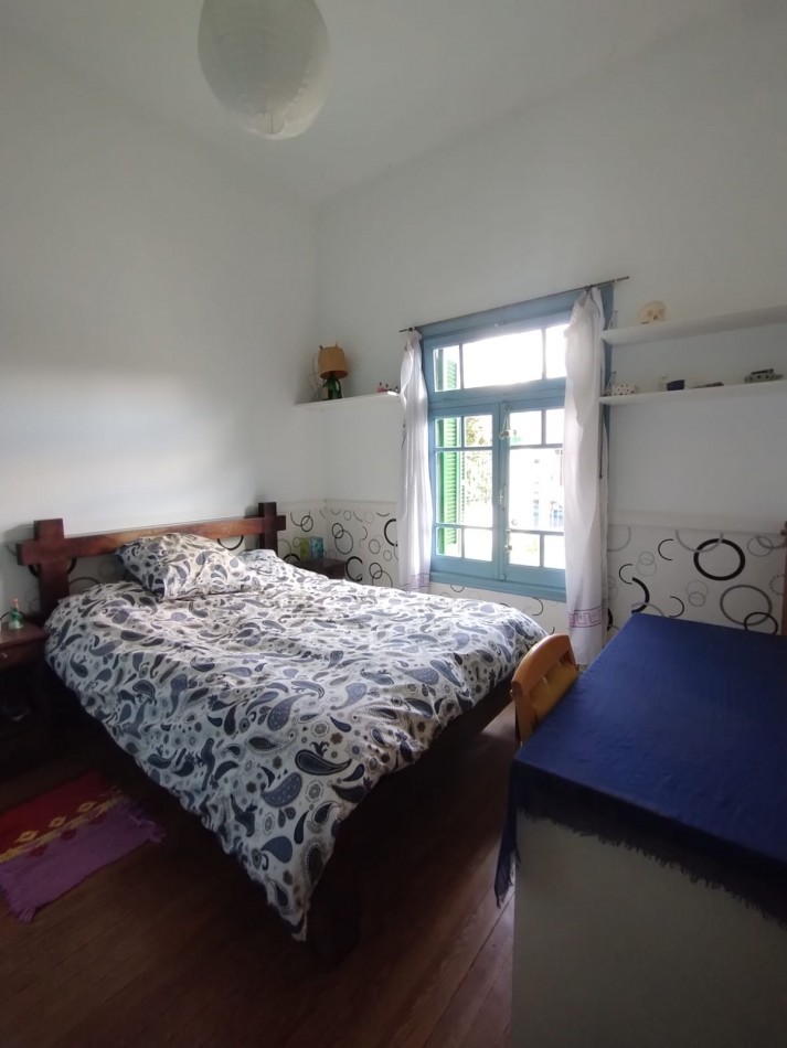 Casa en venta cuatro ambientes con escritorio, garaje y parque en zona La Perla 