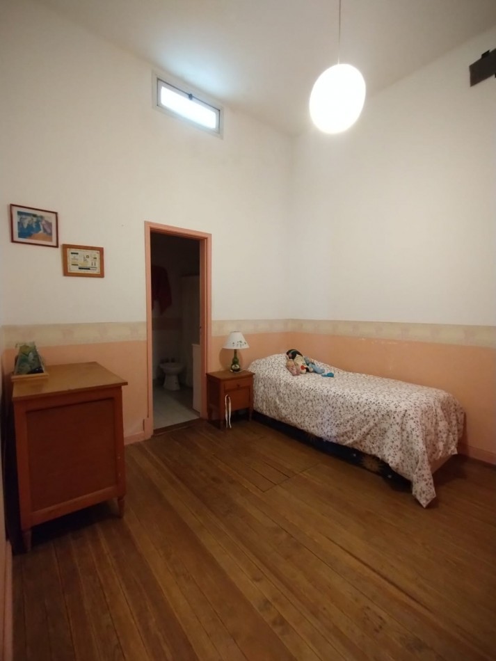 Casa en venta cuatro ambientes con escritorio, garaje y parque en zona La Perla 