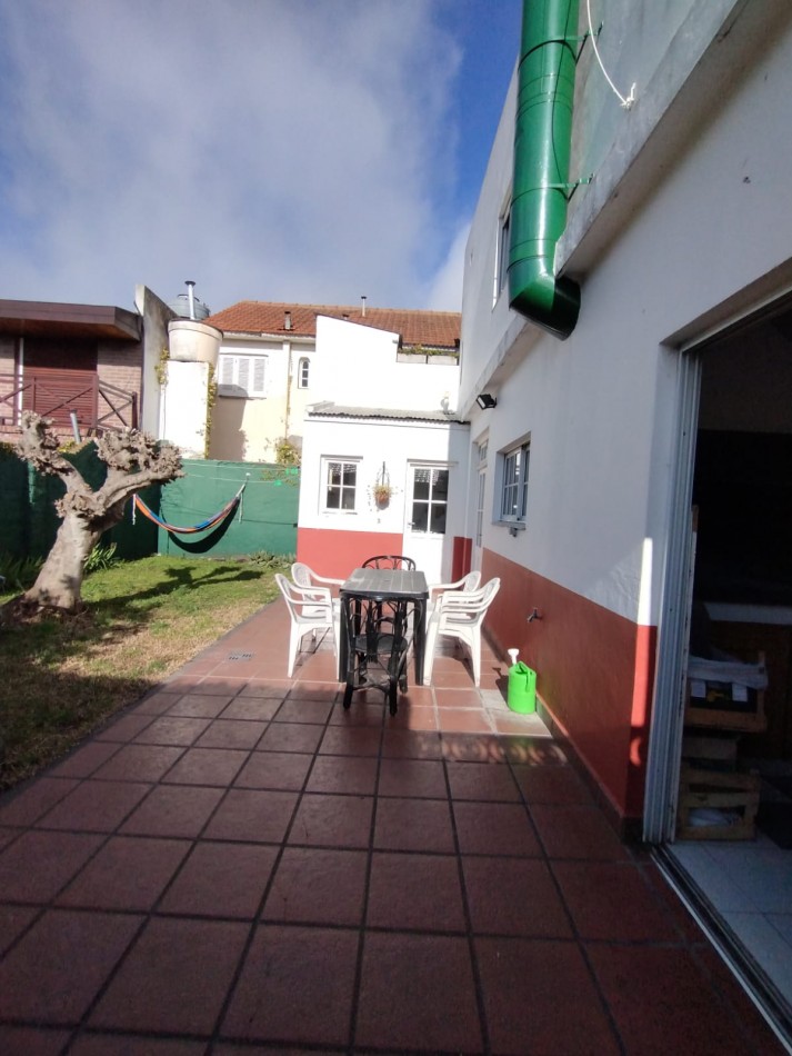 Casa en venta cuatro ambientes con escritorio, garaje y parque en zona La Perla 