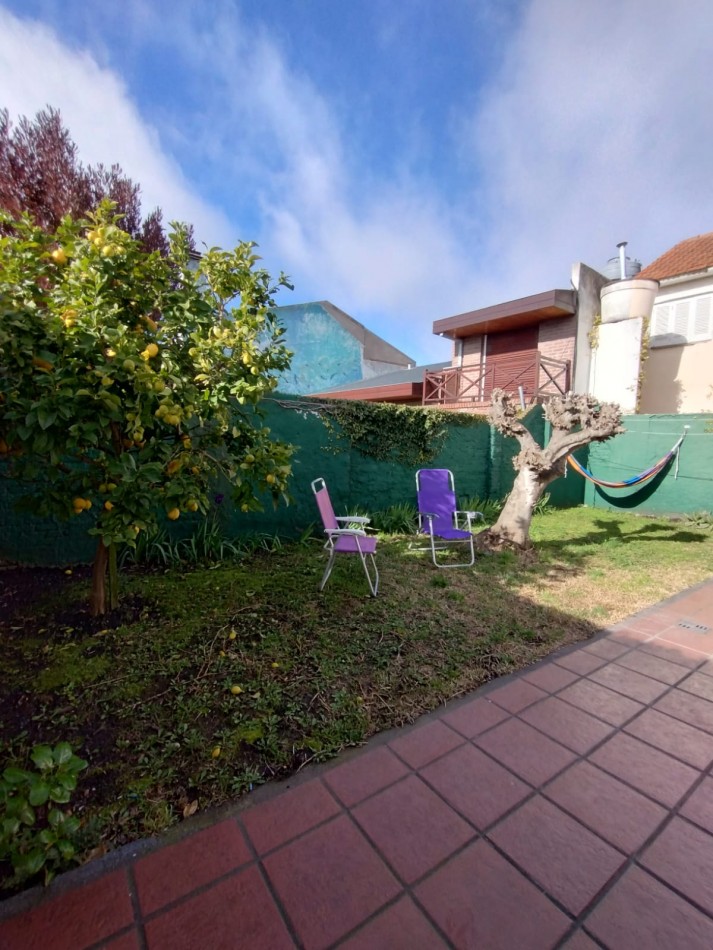 Casa en venta cuatro ambientes con escritorio, garaje y parque en zona La Perla 