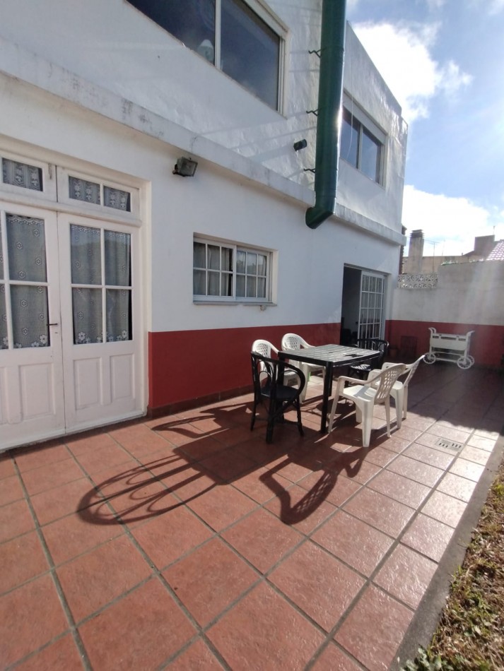 Casa en venta cuatro ambientes con escritorio, garaje y parque en zona La Perla 