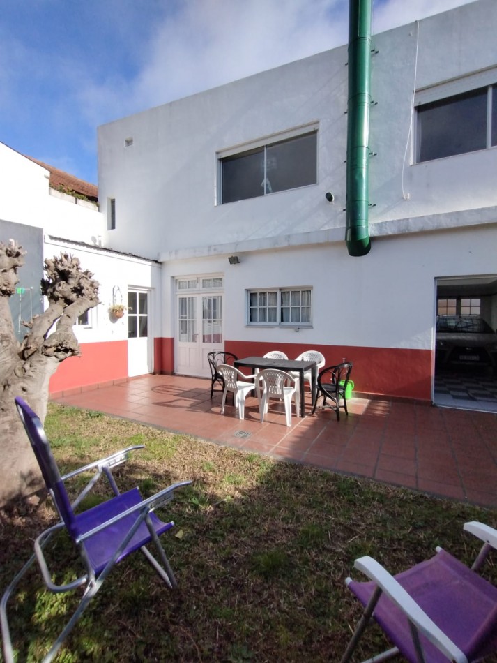 Casa en venta cuatro ambientes con escritorio, garaje y parque en zona La Perla 
