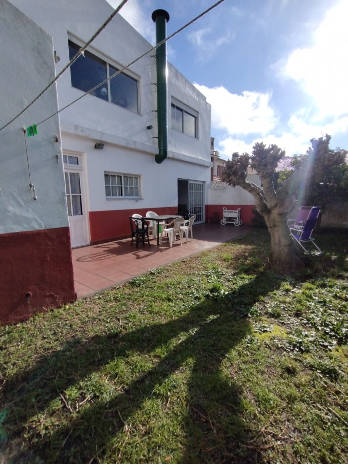 Casa en venta cuatro ambientes con escritorio, garaje y parque en zona La Perla 