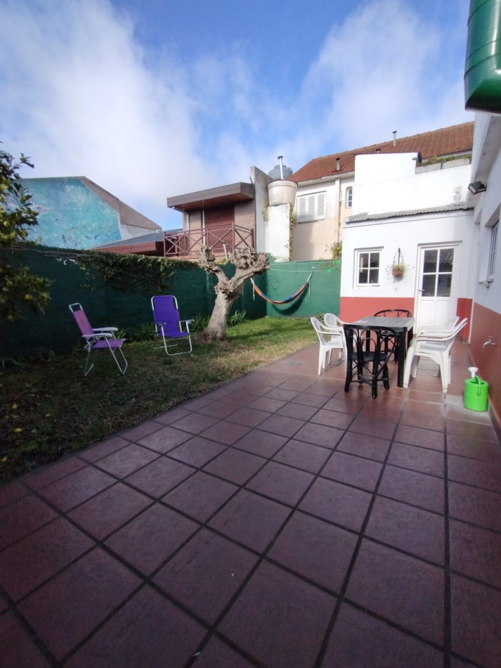 Casa en venta cuatro ambientes con escritorio, garaje y parque en zona La Perla 