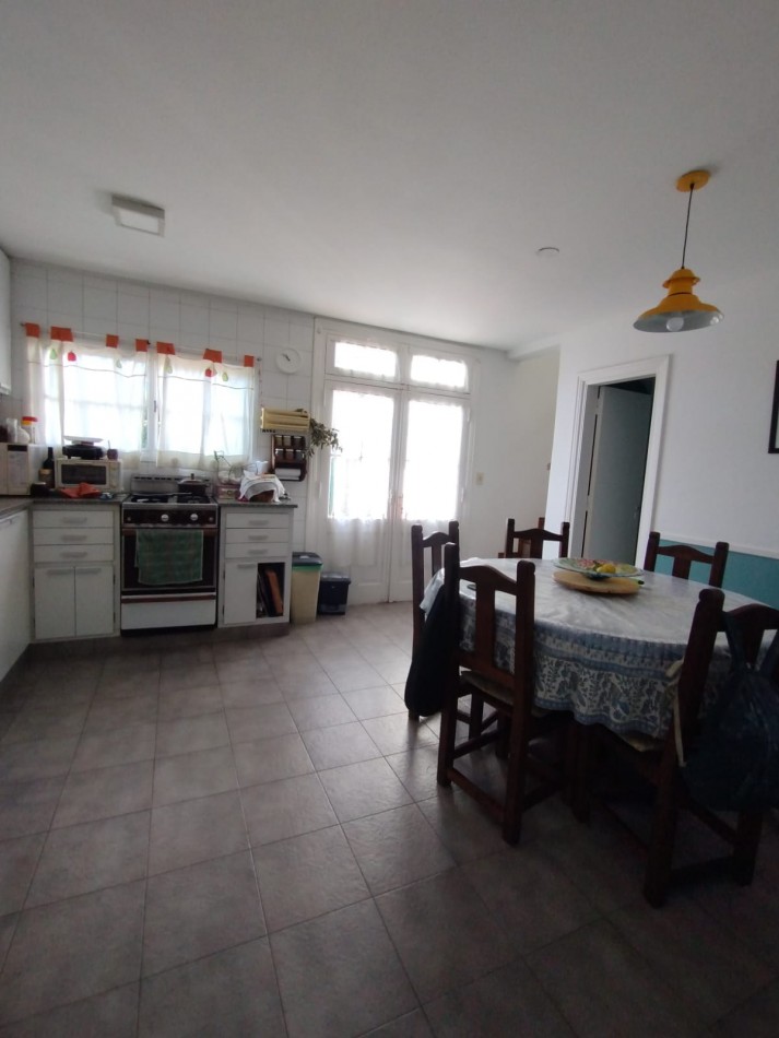 Casa en venta cuatro ambientes con escritorio, garaje y parque en zona La Perla 