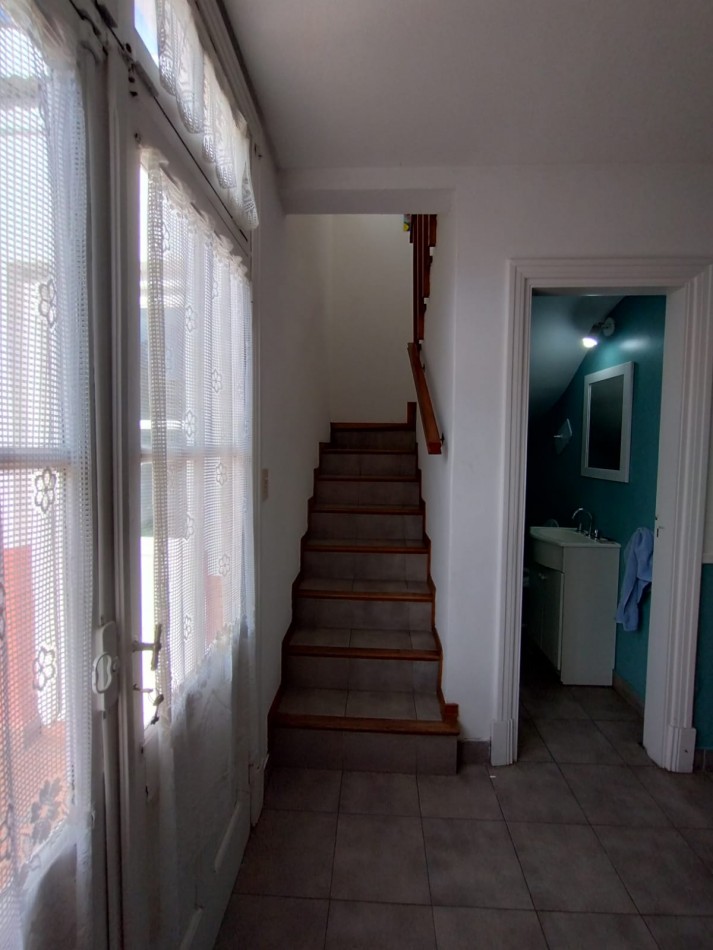 Casa en venta cuatro ambientes con escritorio, garaje y parque en zona La Perla 