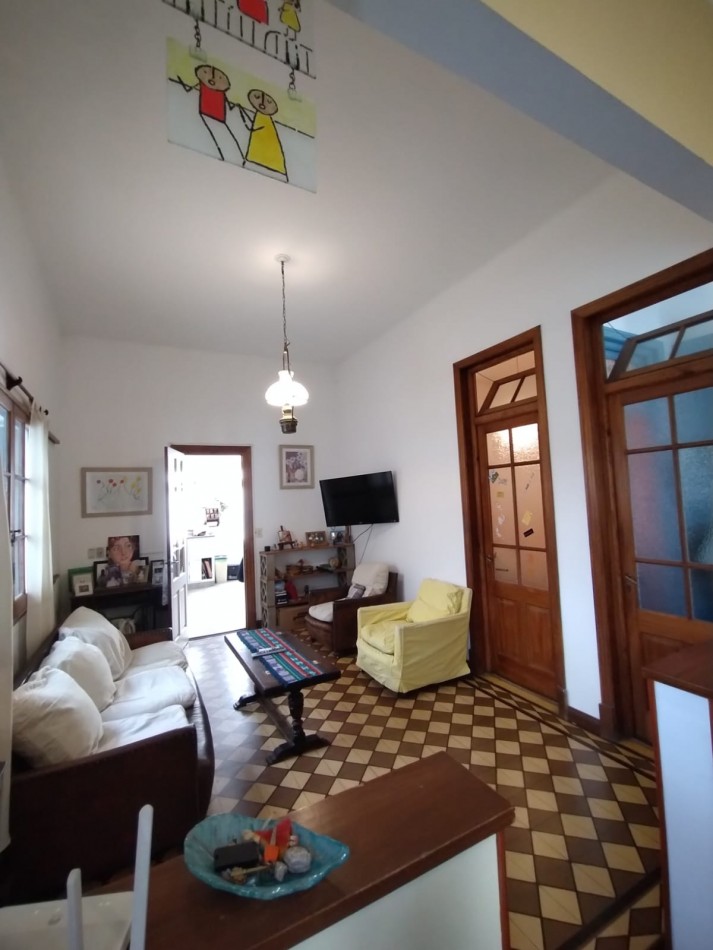 Casa en venta cuatro ambientes con escritorio, garaje y parque en zona La Perla 