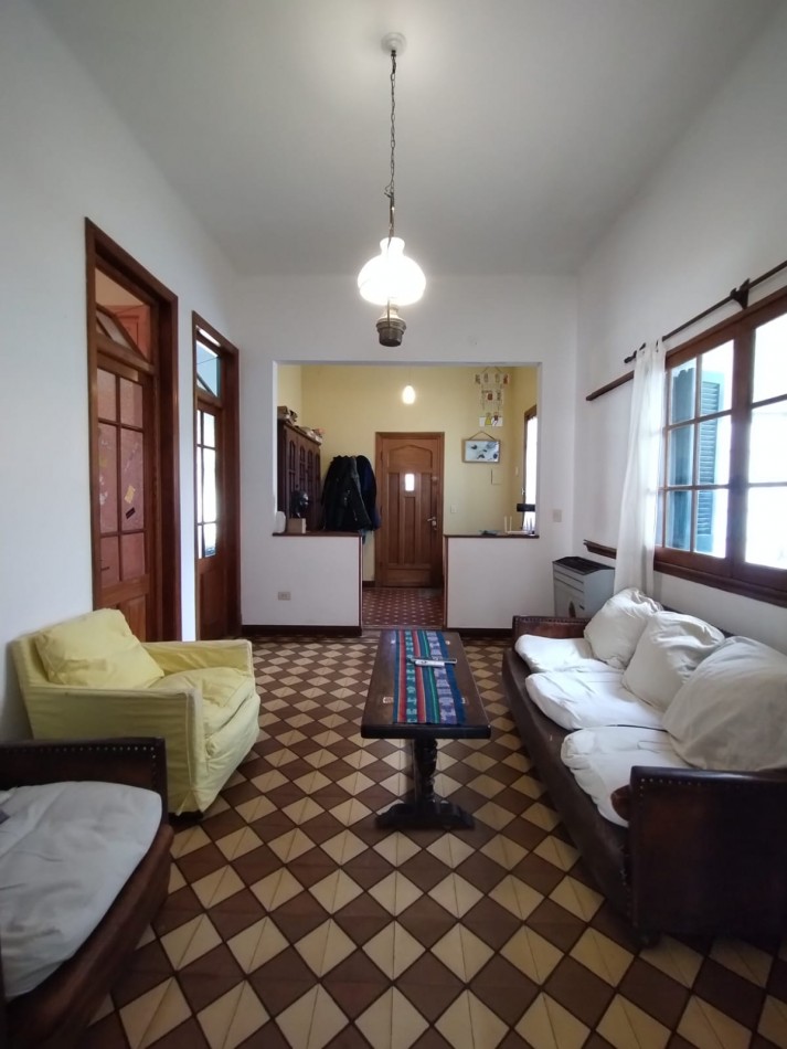 Casa en venta cuatro ambientes con escritorio, garaje y parque en zona La Perla 