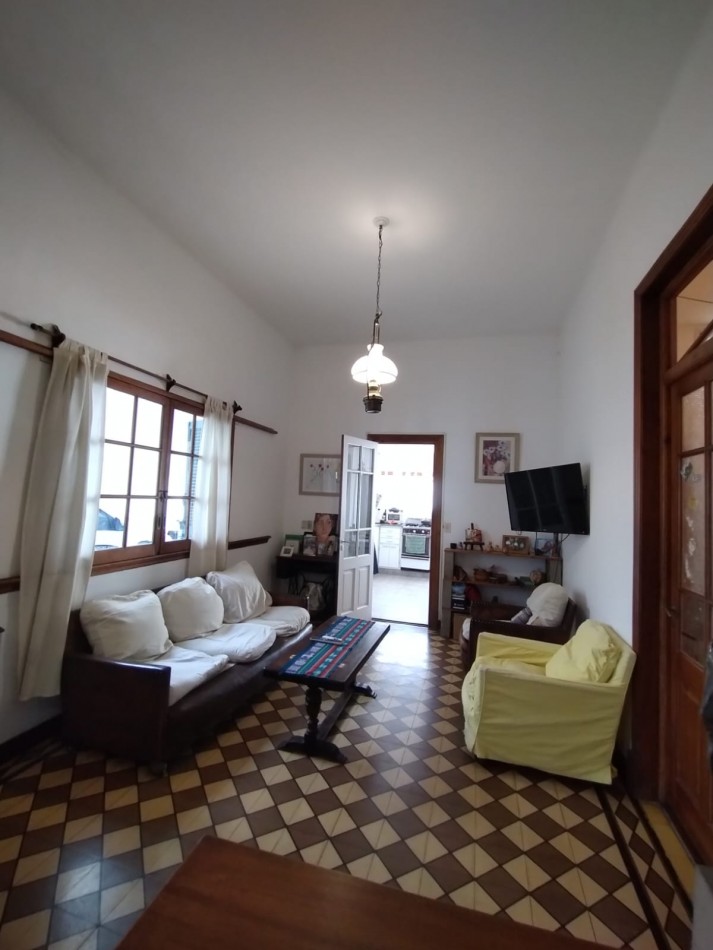 Casa en venta cuatro ambientes con escritorio, garaje y parque en zona La Perla 