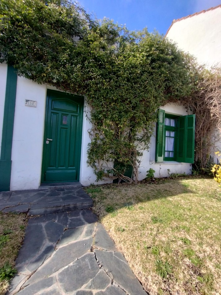 Casa en venta cuatro ambientes con escritorio, garaje y parque en zona La Perla 