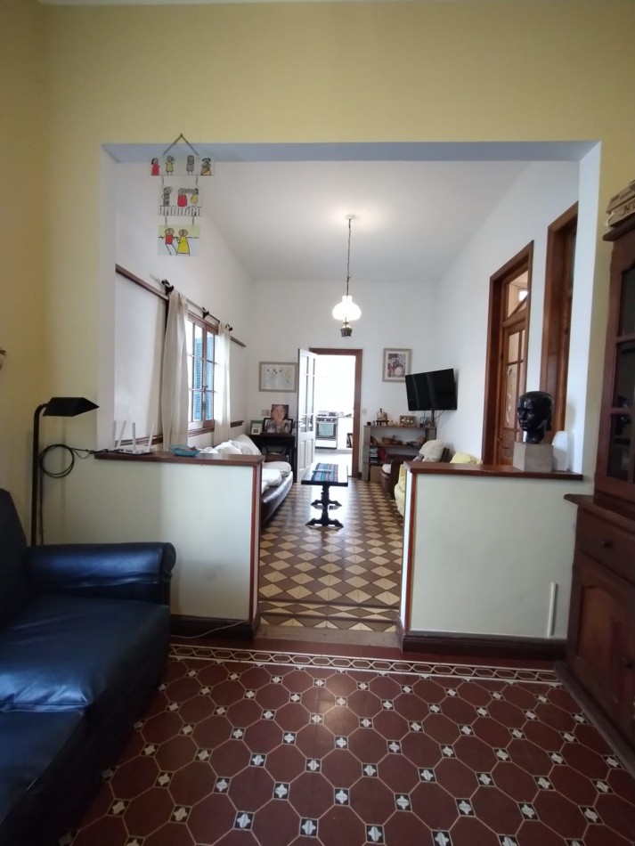 Casa en venta cuatro ambientes con escritorio, garaje y parque en zona La Perla 