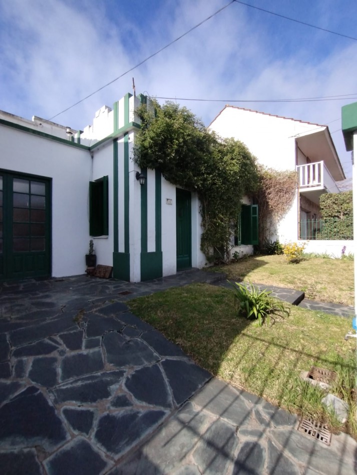 Casa en venta cuatro ambientes con escritorio, garaje y parque en zona La Perla 