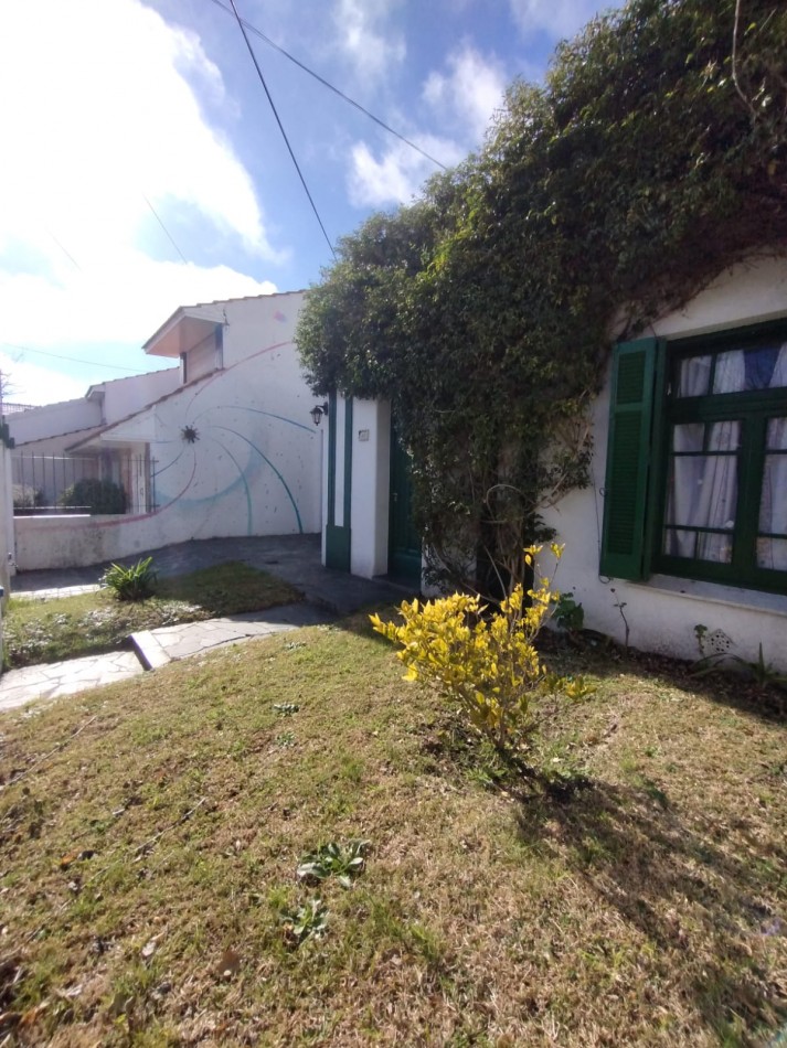 Casa en venta cuatro ambientes con escritorio, garaje y parque en zona La Perla 