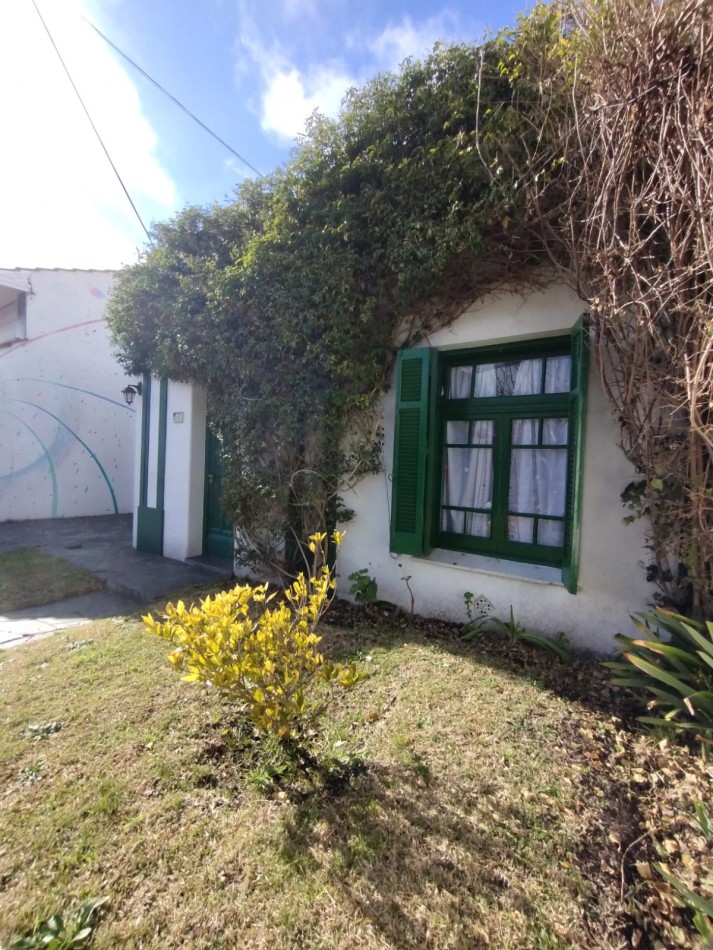 Casa en venta cuatro ambientes con escritorio, garaje y parque en zona La Perla 
