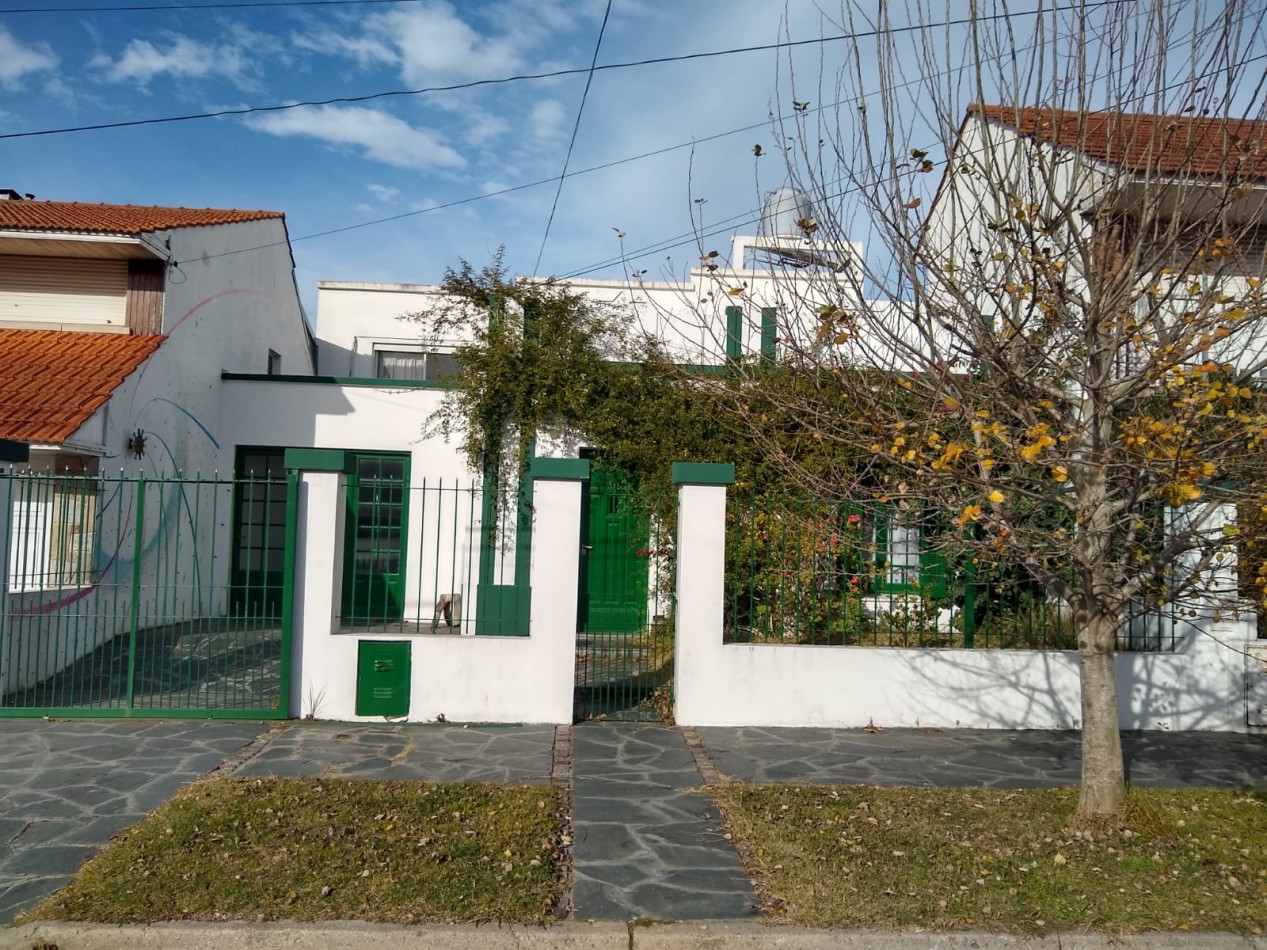 Casa en venta cuatro ambientes con escritorio, garaje y parque en zona La Perla 