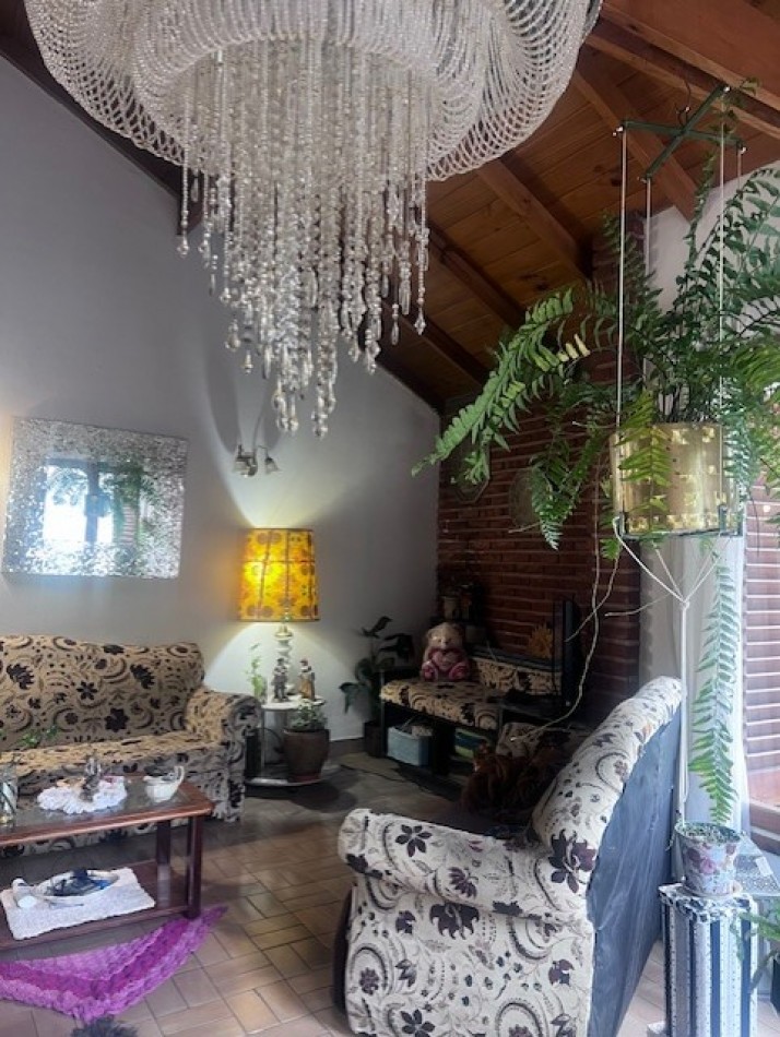 venta casa 3 ambientes con parque y garaje zona santa monica 