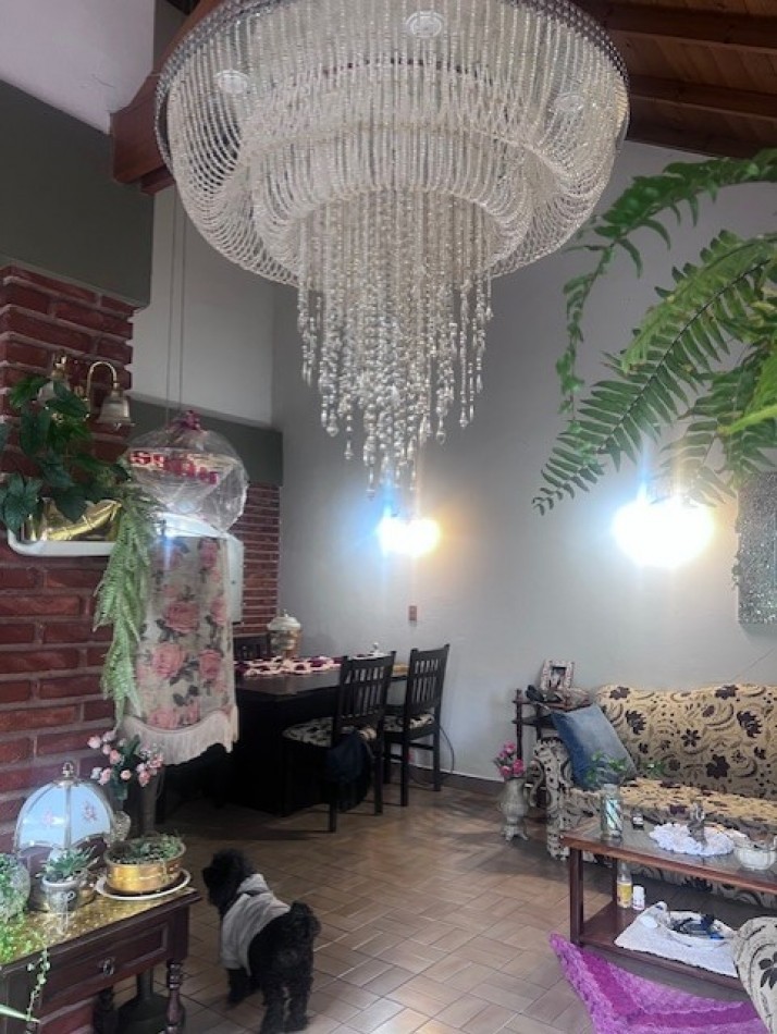 venta casa 3 ambientes con parque y garaje zona santa monica 