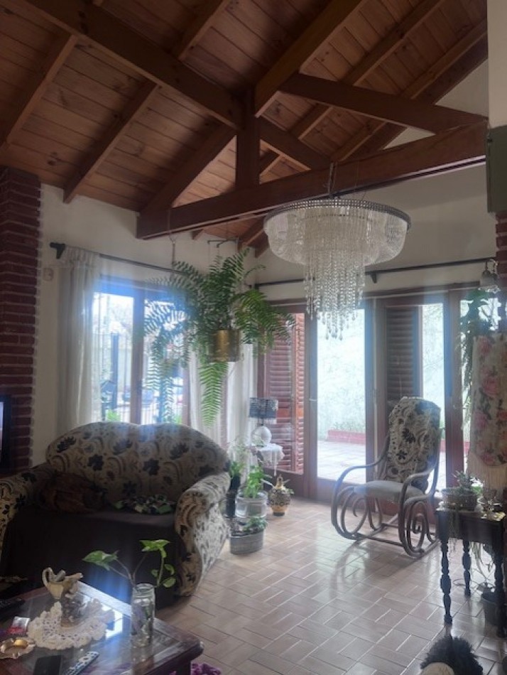 venta casa 3 ambientes con parque y garaje zona santa monica 