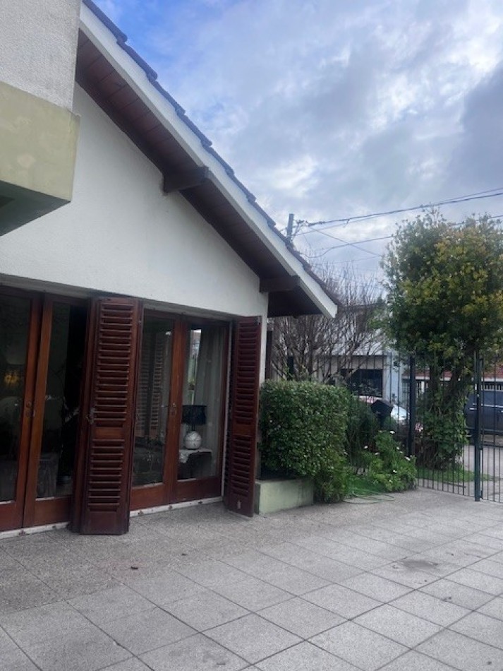 venta casa 3 ambientes con parque y garaje zona santa monica 