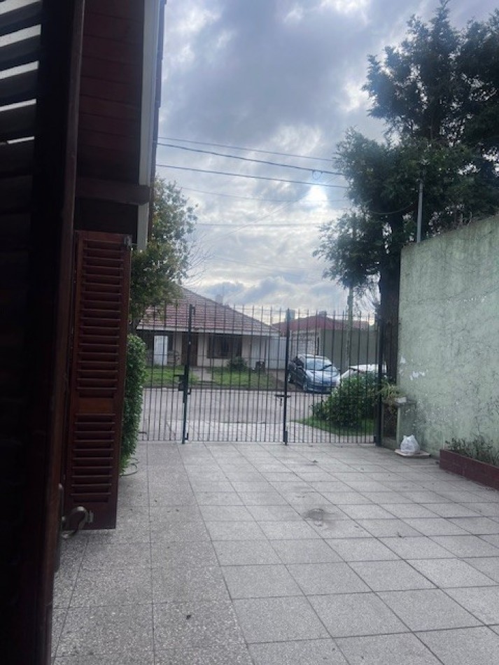 venta casa 3 ambientes con parque y garaje zona santa monica 