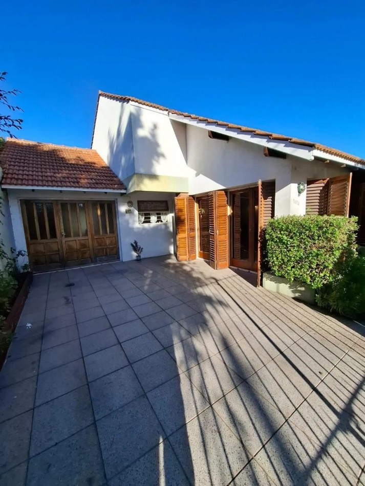 venta casa 3 ambientes con parque y garaje zona santa monica 