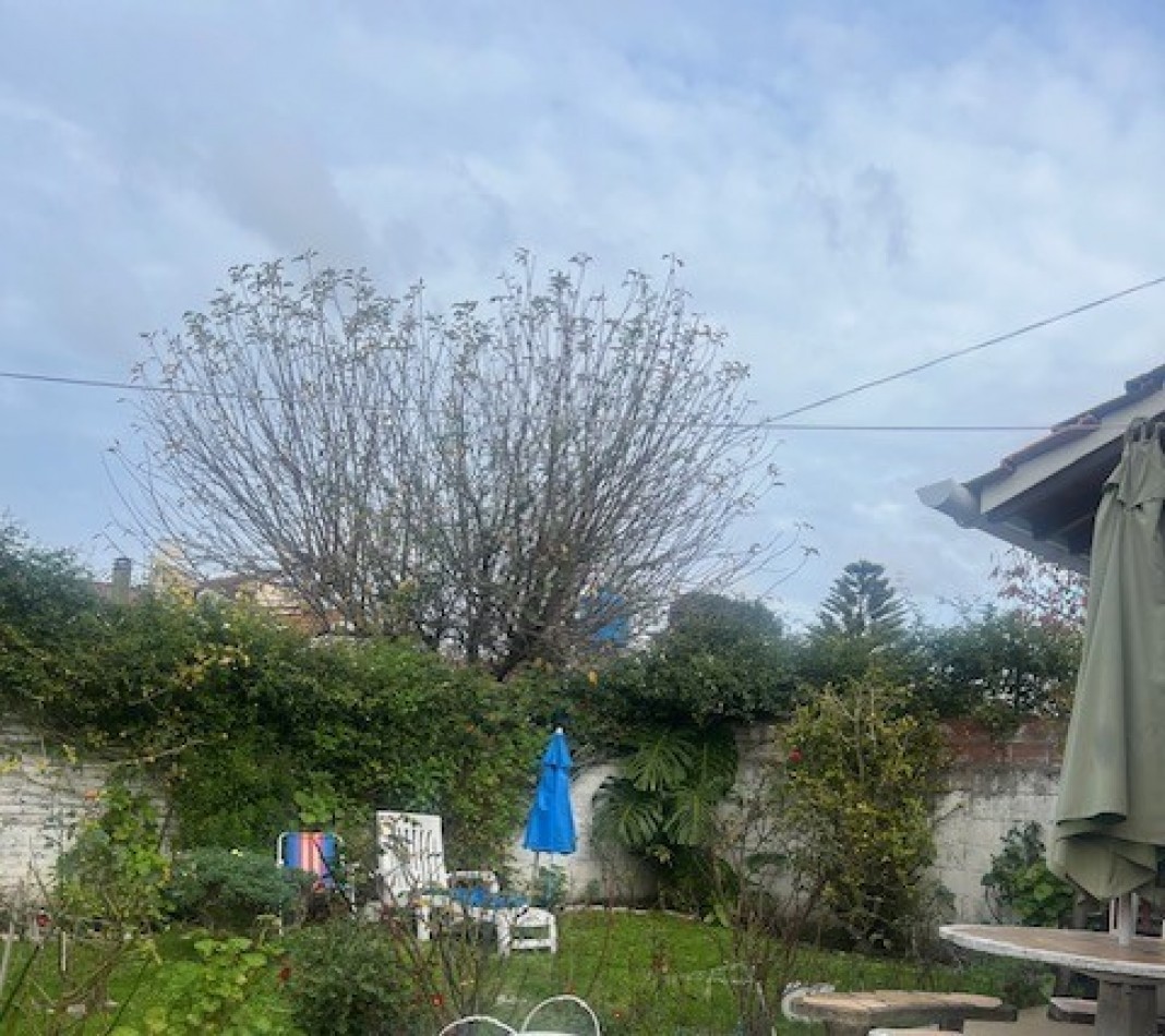 venta casa 3 ambientes con parque y garaje zona santa monica 