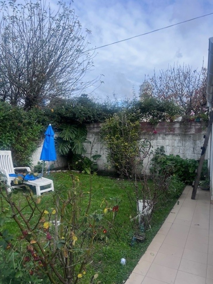 venta casa 3 ambientes con parque y garaje zona santa monica 