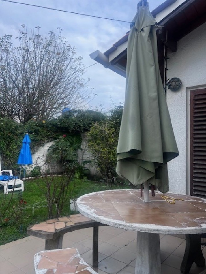 venta casa 3 ambientes con parque y garaje zona santa monica 