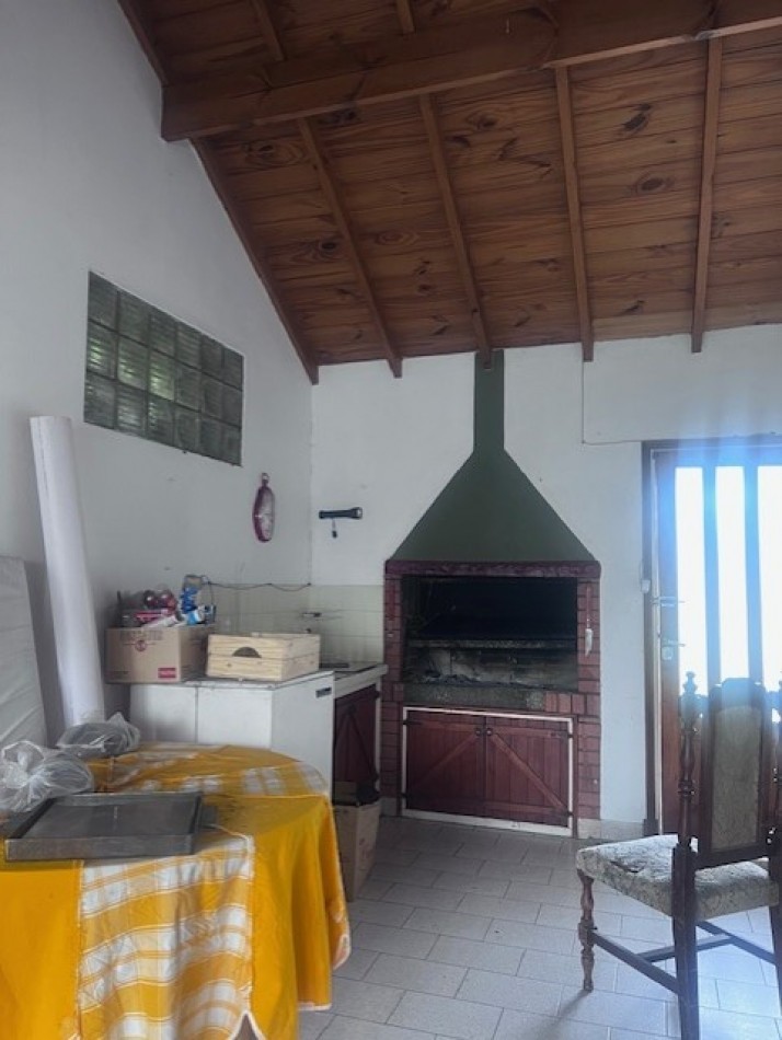 venta casa 3 ambientes con parque y garaje zona santa monica 