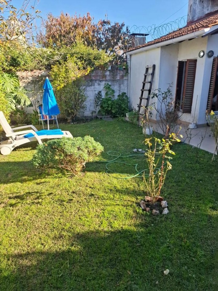 venta casa 3 ambientes con parque y garaje zona santa monica 