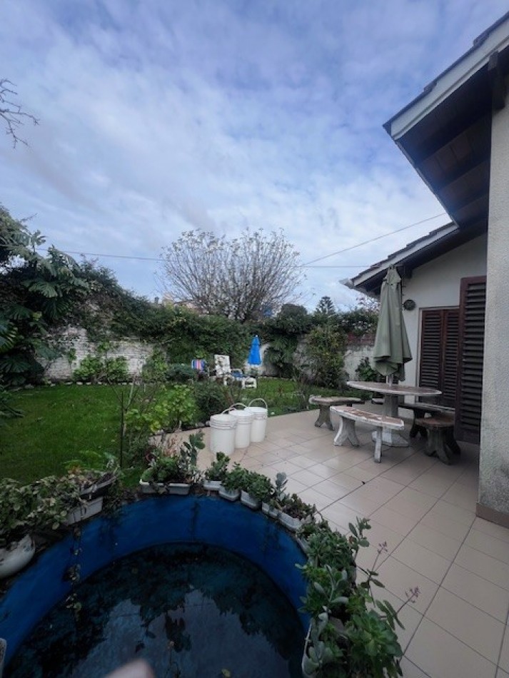 venta casa 3 ambientes con parque y garaje zona santa monica 